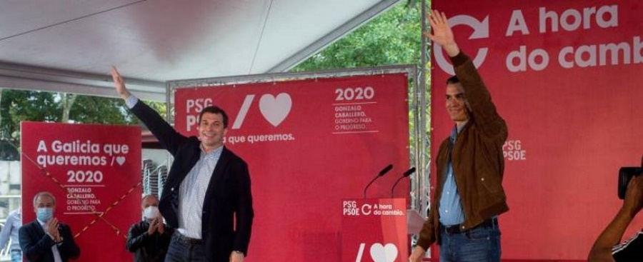 FOTOGRAFÍA. ORENSE (ESPAÑA), 27.06.2020. El presidente del Gobierno y líder del PSOE, Pedro Sánchez (d), arropa al candidato socialista a la presidencia de la Xunta, Gonzalo Caballero (i). Efe