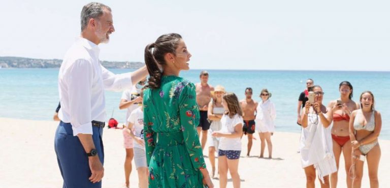 Los reyes Felipe VI y doña Letizia pasean por la playa del Arenal (Palma)