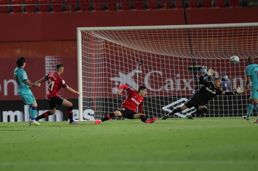 FOTOGRAFÍA. PALMA DE MALLORCA (ESPAÑA), 13.06.2020. El delantero argentino del FC Barcelona Leo Messi (i) dispara para conseguir su gol ante el Mallorca. eEfe