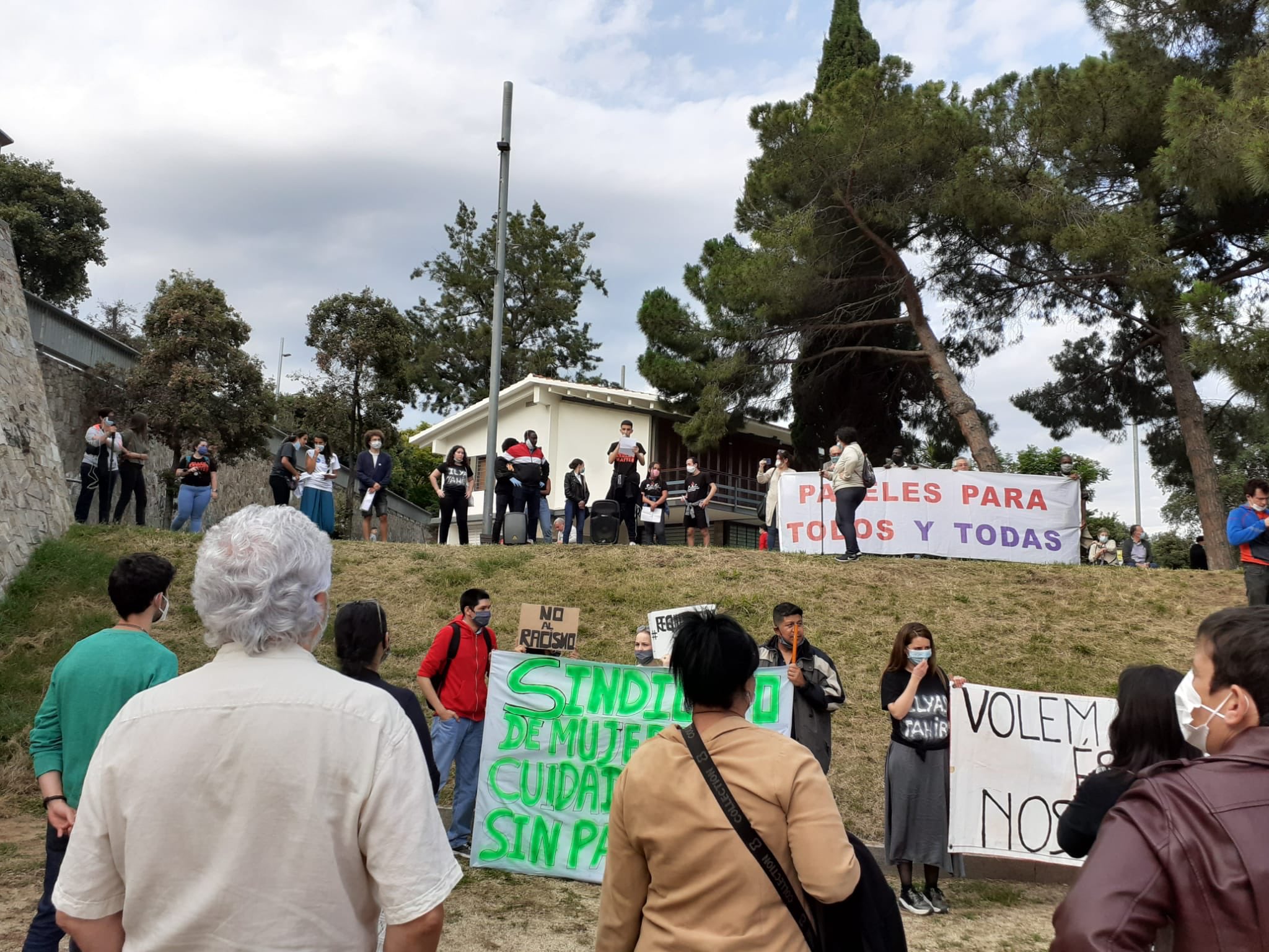 FOTOGRAFÍA. PARC CENTRAL DE MATARÓ (BARCELONA) ESPAÑA, 11.06.2020. Varios inmigrantes ilegales se concentran en el Parque central de Mataró (Mataró) Barcelona. Ñ Pueblo