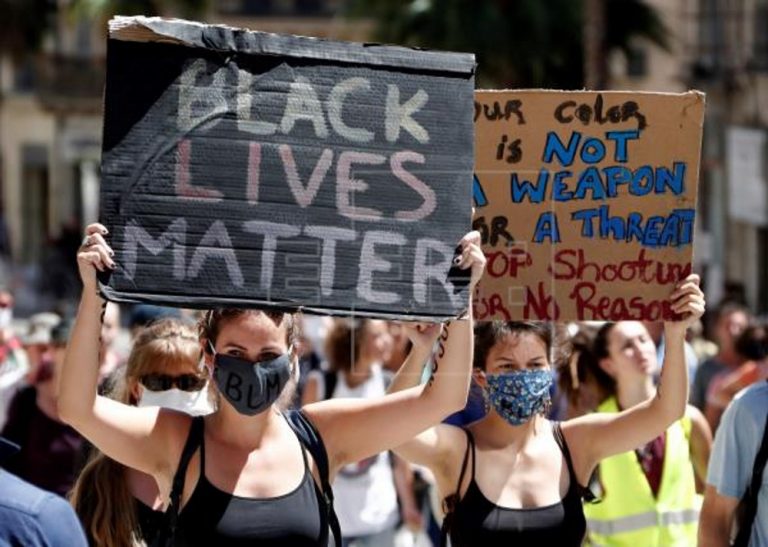 Comunistas, Antifascistas, Defensa Negro y Negrofobia protestan en Francia contra un muerto en EEUU