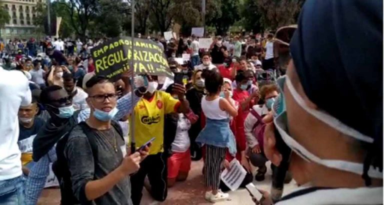 Inmigrantes ilegales: «Gobierno Podemos, mediocre y racista. Gobierno PSOE, clasista y racista»