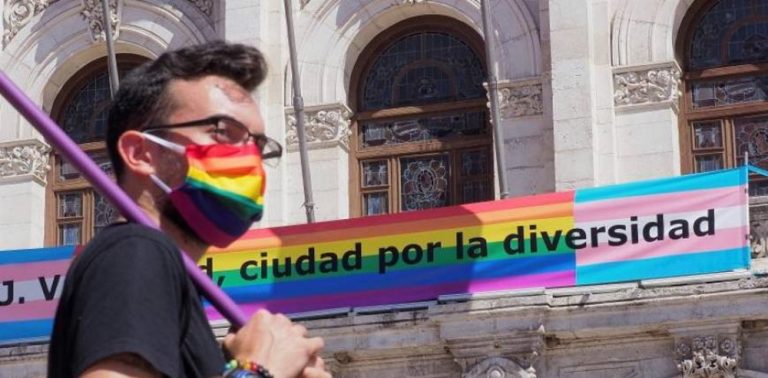 Instituto de Política Social Española exige «retirada inmediata de banderas LGTB» de fachadas de ayuntamientos