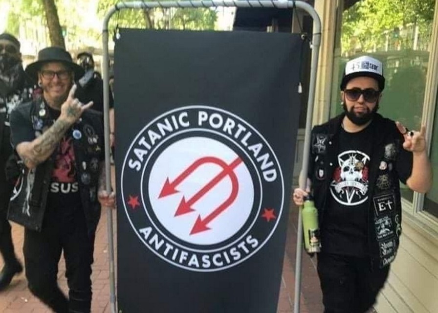 FOTOGRAFÍA. PORTLAND (OREGÓN) ESTADOS UNIDOS DE AMÉRICA), JUNIO DE 2020. Dos terroristas callejeros exhiben sus símbolos de odios. Ñ Pueblo