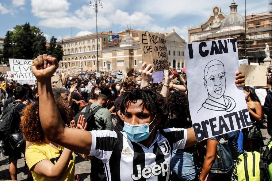 FOTOGRAFÍA. ROMA (ITALIA), 07.06.2020. Unas 3.000 personas se han manifestado este domingo en Roma contra el racismo. Efe