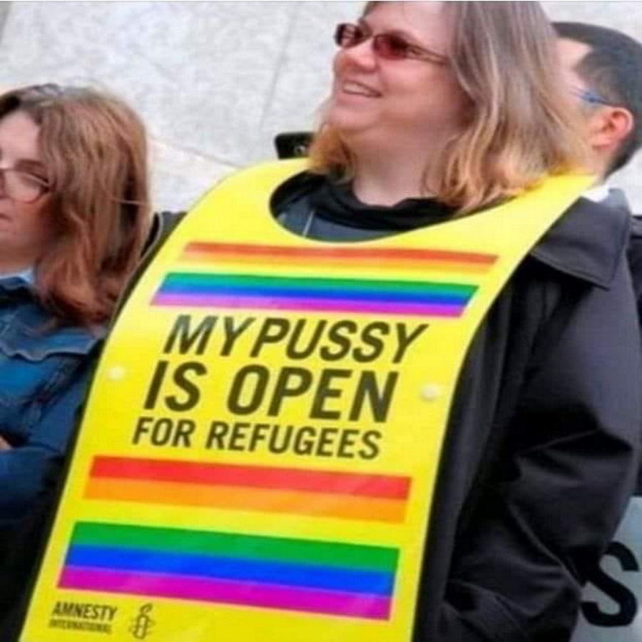 FOTOGRAFÍA. SASKATOON (CANADÁ), OCTUBRE DE 2015.My dor is open for refugees. My pussy is open for refugees. Ñ Pueblo (2)