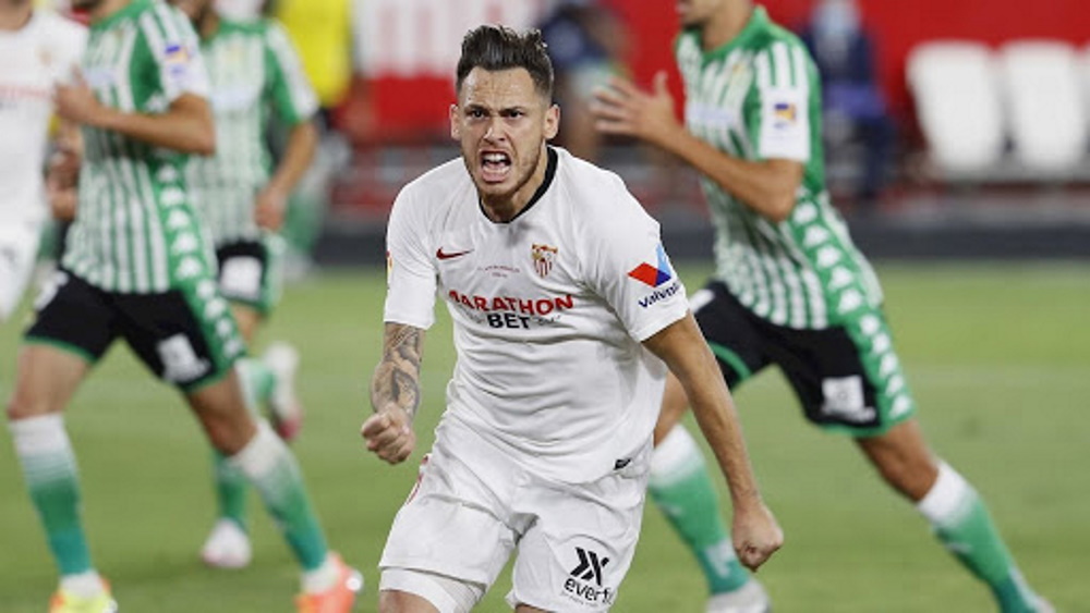 FOTOGRAFÍA. SEVILLA (ESPAÑA), 11.06.2020. El centrocampista argentino del Sevilla, Lucas Ocampos, celebra el primer gol del equipo sevillista. Efe