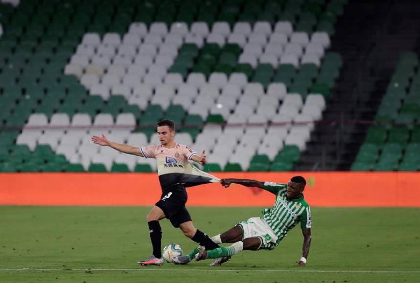 FOTOGRAFÍA. SEVILLA (ESPAÑA), 25.06.2020. El centrocampista brasileño E. Royal (d), del Real Betis, lucha con Adrià Giner Pedrosa, del RCD Espanyol. Efe