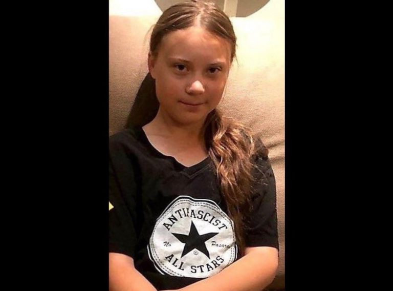 FOTOGRAFÍA. SUECIA, AÑO 2020. La iluminada niña sueca Greta Tintin Eleonora Ernman Thunberg —conocida como Greta Thunberg, su nombre de negocio progre (WOKE)— fomentando el odio, rencor y racismo con una camiseta negra que muestra el logotipo de la organización criminal llamada "Antifascista (ANTIFA)". Lasvocesdelpueblo (Ñ Pueblo)