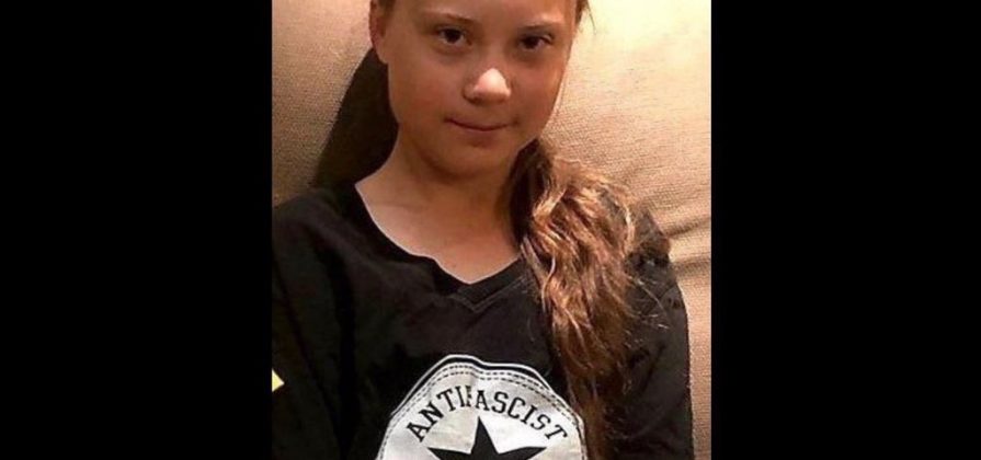 FOTOGRAFÍA. SUECIA, AÑO 2020. La iluminada niña sueca Greta Tintin Eleonora Ernman Thunberg —conocida como Greta Thunberg, su nombre de negocio progre (WOKE)— fomentando el odio, rencor y racismo con una camiseta negra que muestra el logotipo de la organización criminal llamada "Antifascista (ANTIFA)". Lasvocesdelpueblo (Ñ Pueblo)