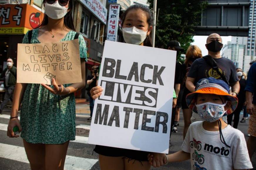 FOTOGRAFÍA. TOKIO (JAPÓN), 06.06.2020. Cientos de personas se manifestaron hoy pacíficamente en las calles de Tokio y Seúl para protestar contra el racismo. Efe