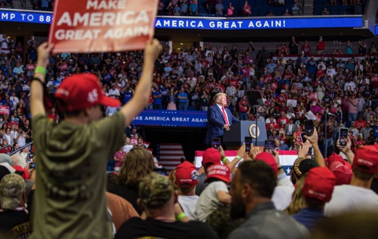 Trump: «Soy el presidente de la ley y orden. La izquierda radical que quema la bandera irá cárcel»
