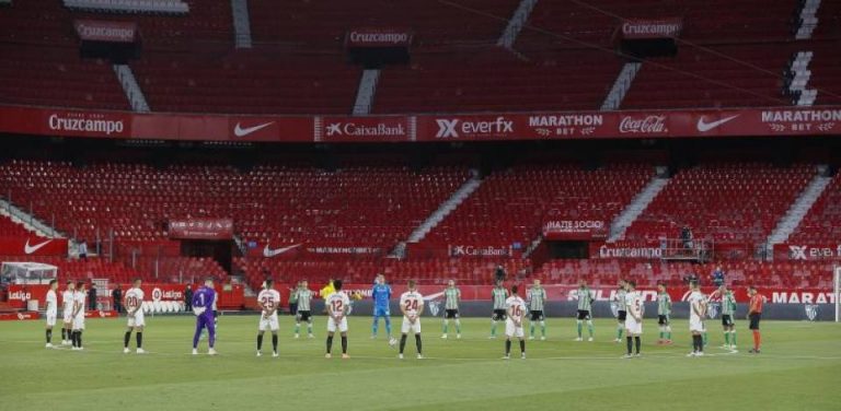 Minuto de música religiosa, gesto simbólico más sonoro y emotivo en un vacío Sánchez-Pizjuán