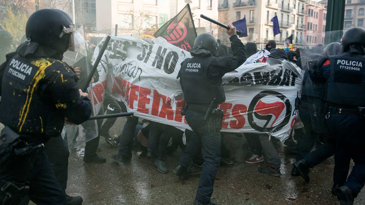 FOTOGRAFÍA. BARCELONA (06.12.2020). Milicias de la organización de terrorismo callejero Antifascista (ANTIFA) pro separtismo y golpe de estado en Cataluña. Lasvocesdelpueblo