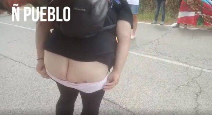 FOTOGRAFÍA. VIBOMDÍ (TARRAGONA) CATALUÑA (ESPAÑA), 20.07.2020. Un grupo de separatista increpan a la gente mientras una de ellos le hace un «calvo» a sus víctimas. Ñ Pueblo