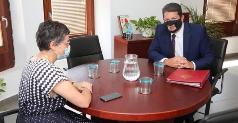 La mascarilla del ministro principal de Gibraltar durante la reunión con el Gobierno de España en Algeciras