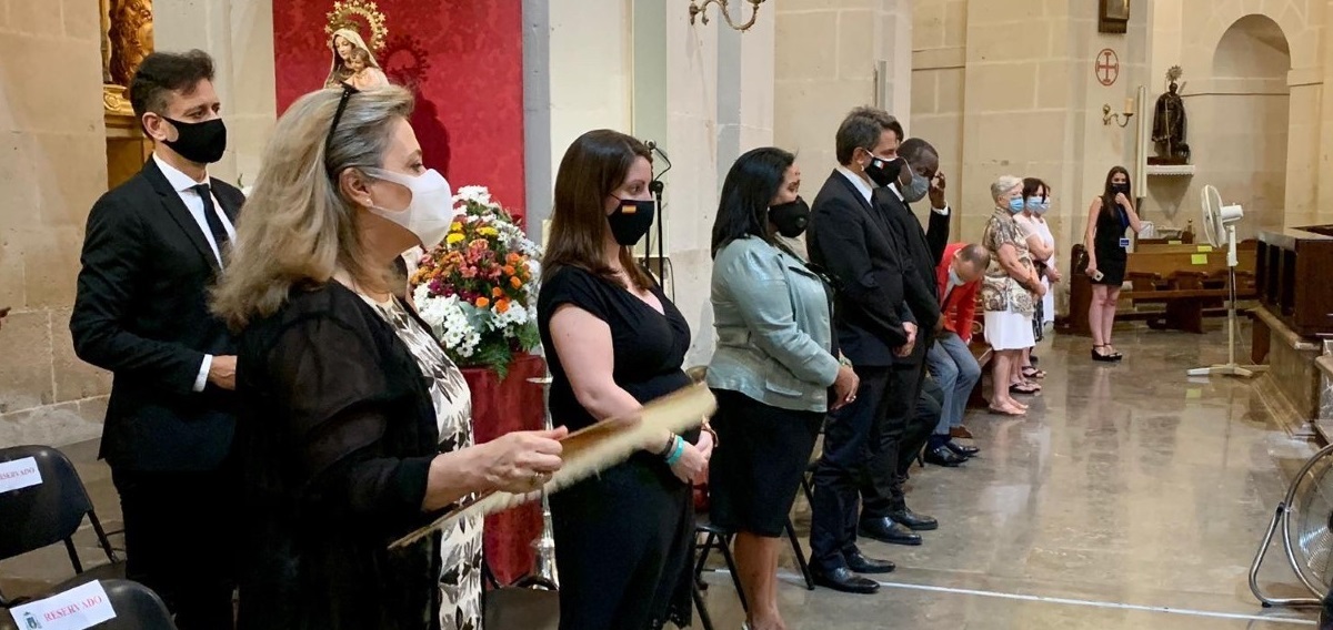 FOTOGRAFÍA. ALICANTE (ESPAÑA), 11.07.2020. Misa funeral en Alicante por las víctimas del coronavirus con Ana vega y VOX alicante. Ñ pueblo (2)