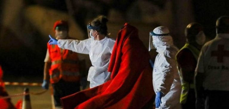 Llegan en patera a Arguineguín (España) 34 inmigrantes ilegales, entre ellos 12 MENAS