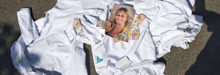 Sanitarios catalanes protestan contra el Gobierno de Torra: «Somos sanitarios, no subcontratas»