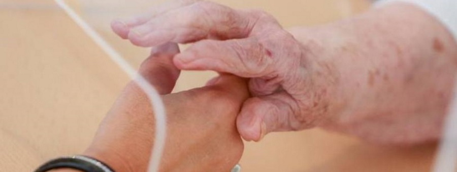 FOTOGRAFÍA. BARCELONA (ESPAÑA), 02.07.2020. Una persona anciana de nuestro país saludando a un familiar durante un encuentro en una residencia de gente anciana de España. Efe