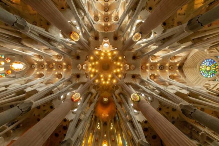 El templo «Sagrada Familia» reabre sus puertas en Barcelona, 114 días después por el covid 19