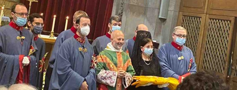 La Iglesia bendice la bandera de España en Cataluña durante una Misa en parque de la Ciudadela