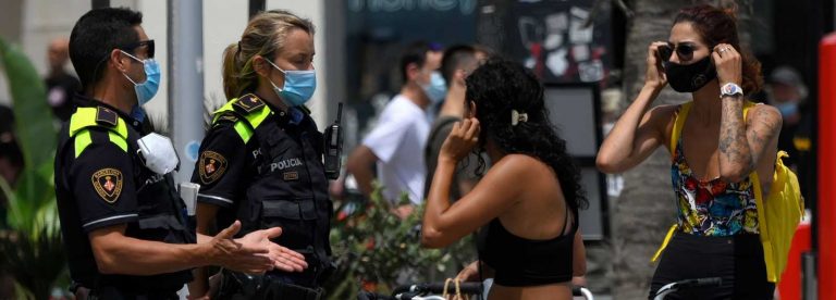 Muchos gente sin mascarilla por las calles de Cataluña pese a la amenaza de 100€ de multa