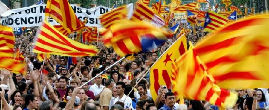 FOTOGRAFÍA. BARCELONA (ESPAÑA), 10.07.2007. Varios miles de separatistas y comunistas asistan a la manifestación del 10-Julio en protesta por la sentencia del Tribunal Constitucional. Efe