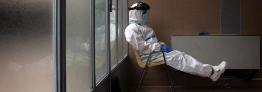 FOTOGRAFÍA. BARCELONA (ESPAÑA), 17.07.2020. Una profesional sanitaria descansa tras varias horas realizando pruebas PCR en el CAP Raval Nord de Barcelona. Efe