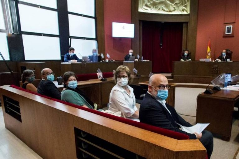 VOX pide 2 años de inhabilitación para acusados de la Mesa del Parlamento de Cataluña de 2017