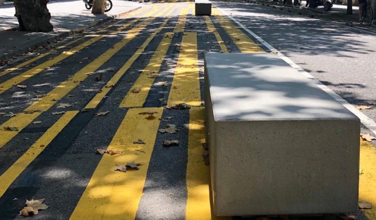 Ada Colau instala los bloques de hormigón en la calzada, «golpe mortal» para motoristas y ciclistas