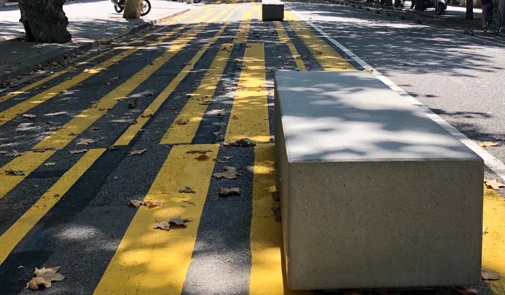 FOTOGRAFÍA. BARCELONA (ESPAÑA), 21.07.2020. Vista de de los bancos de hormigón instalados en la calzada, calle Consejo de Cientos y calle Gerona. Ñ Pueblo
