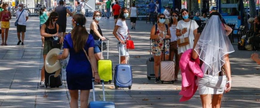 FOTOGRAFÍA. BARCELONA (ESPAÑA), 26.07.2020.- Varias turistas caminan por las Ramblas de Barcelona , hoy domingo 26 de julio de 2020, después de que os rebrotes de coronavirus (covid 19). Efe