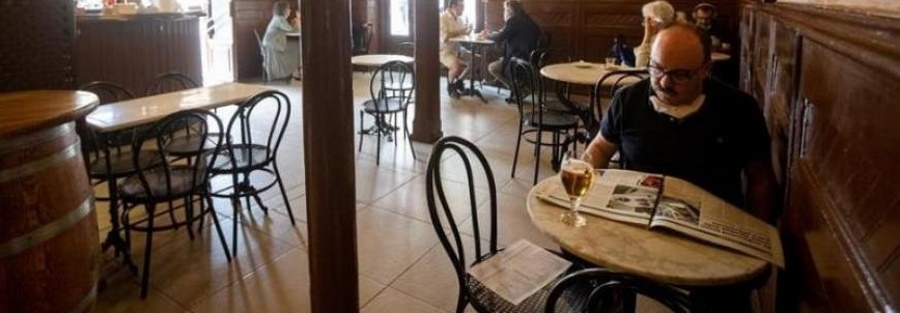 FOTOGRAFÍA. BARCELONA (ESPAÑA), 30.07.2020. Un hombre se toma una caña en un bar de Barcelona. Efe