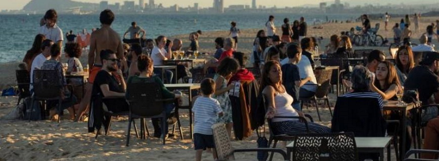FOTOGRAFÍA. BARCELONA (ESPAÑA), 31.07.2020. Varias personas en la terraza de un chiringuito de una playa de Cataluña, durante las restricciones impuestas por el régimen separatista. eFE