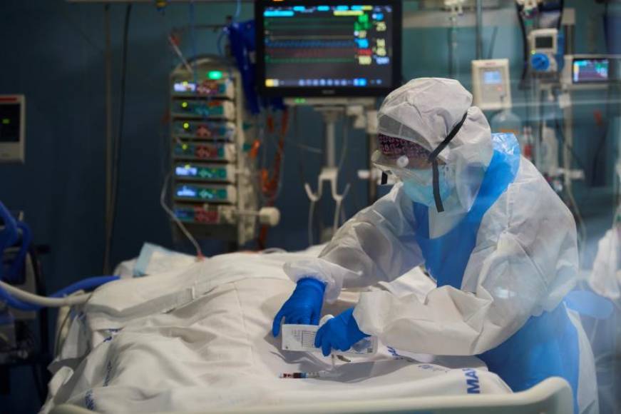 FOTOGRAFÍA. BARCELONA) ESPAÑA, JULIO DE 2020. Un profesional sanitario toma una muestra de sangre a un enfermo de la COVID -19 en la UCI del hospital del Mar de Barcelona. Efe