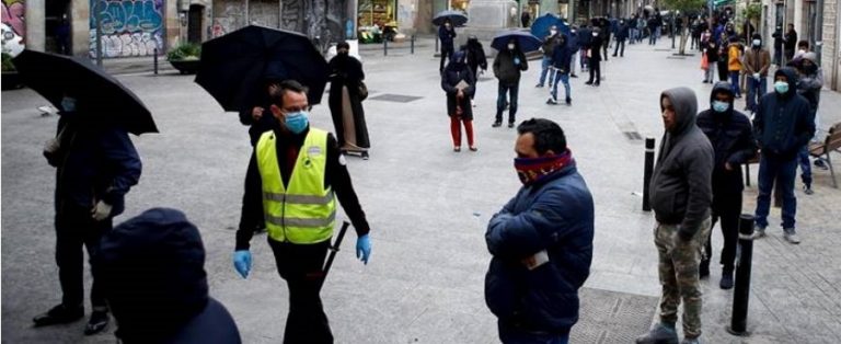 Colas interminables del hambre ante Servicios Sociales en Barcelona (Cataluña) para pedir ayudas 