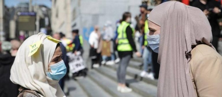 Los globalistas protestan por la prohibición del velo islámico y burka en Universidades de Bélgica