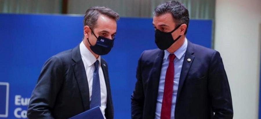 FOTOGRAFÍA. BRUSELAS (BÉLGICA), 21.07.2020. El presidente del Gobierno comunista de España, Pedro Sánchez (PSOE) (d) habla con el primer ministro griego, Kyriakos Mitsotakis (i). Efe