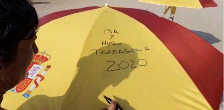 Las sombrillas españolas llegan a Cambrils (Tarragona) pese al pánico por el covid provocado por Torra