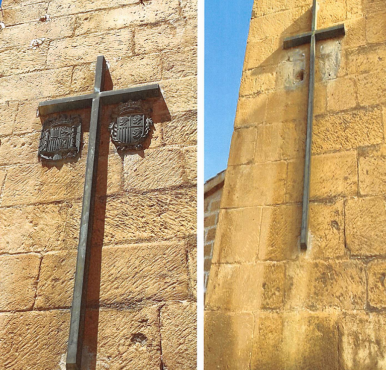 El párroco retira el símbolo preconstitucional pero también el escudo de Caspe (Zaragoza)