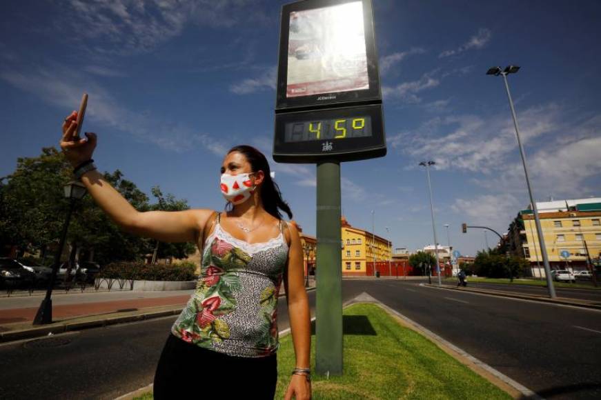 FOTOGRAFÍA. CÓRDOBA (ESPAÑA), 15.07.2020. Una mujer se hace una foto junto a un termómetro que marca los 45 grados en las calles de Córdoba. Efe