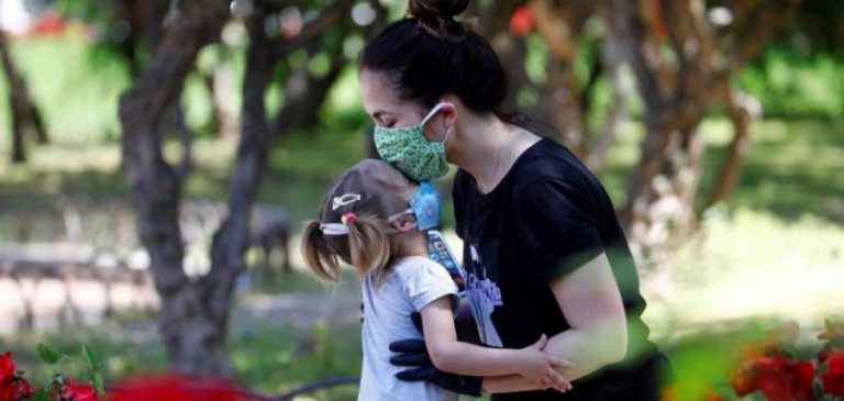 La mascarilla deja de ser obligatoria en los patios de los colegios de Madrid