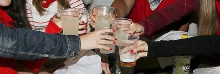 Un bar chino vende alcohol a menores y se sale con la suya