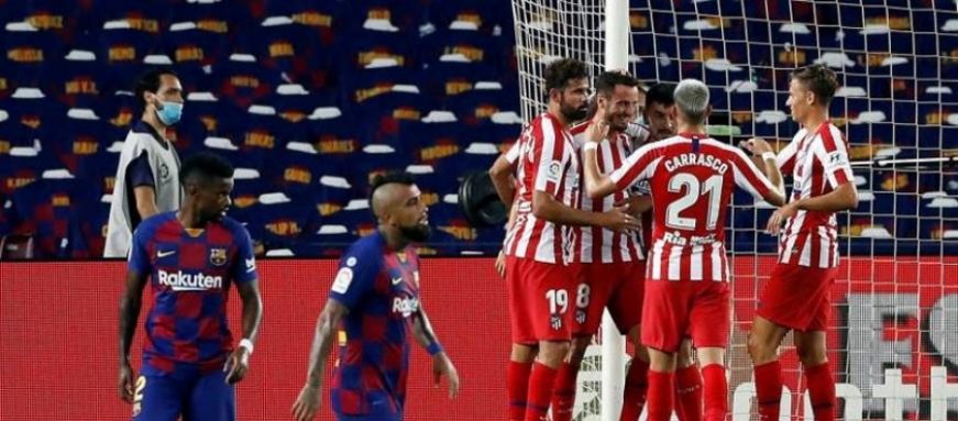 FOTOGRAFÍA. ESTADIO CAMPO NUEVO DE FC BARCELONA (BARCELONA) ESPAÑA, 30.06.2020. El centrocampista del Atlético de Madrid Saúl Ñíguez (4d) celebra con sus compañeros su gol. Efe
