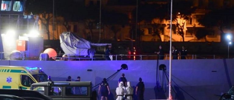 Los 52 inmigrantes ilegales del buque para ganado «Talia» desembarcan en Floriana (Malata)