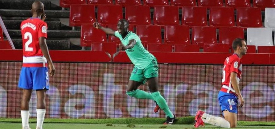 FOTOGRAFÍA. GRANADA (ESPAÑA), 13.07.2020. El defensa francés del Real Madrid, Ferland Mendy (c), cdurante el encuentro correspondiente a la jornada 36. Efe