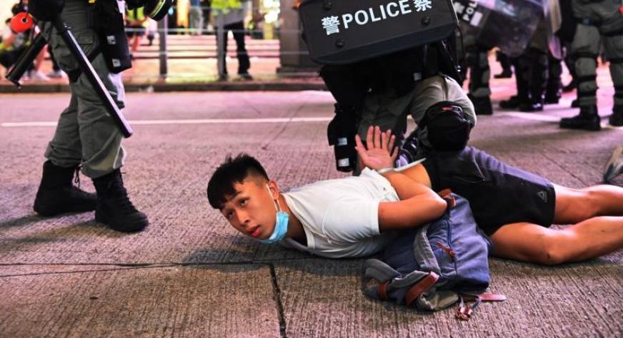 FOTOGRAFÍA. HONG KON (CHINA), 02.07.2020. Varios policías detienen a un manifestante durante una protesta contra la nueva ley de seguridad nacional en Hong Kong (China). Efe