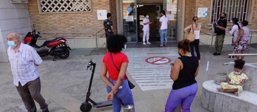 FOTOGRAFÍA. HOSPITALET DE LLOBREGAT (BARCELONA), 13.07.2020. Varias personas aguardan su turno a las puertas de CAP del barrio de La Torrassa en Hospitalet (Barcelona) Cataluña (España). Efe