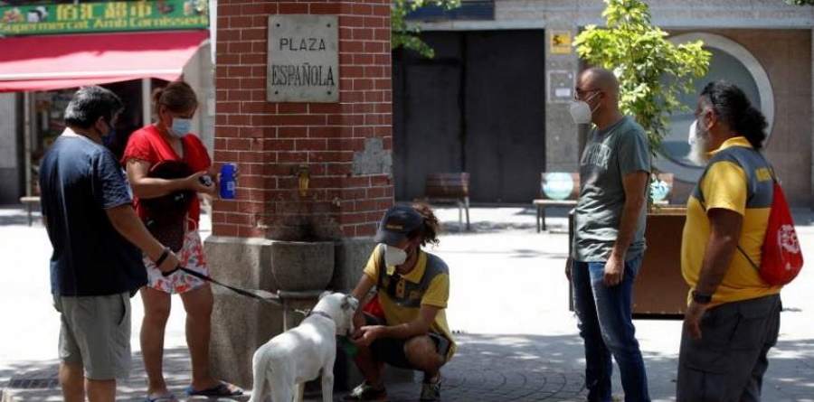 FOTOGRAFÍA. HOSPITALET DE LLOBREGAT (BARCELONA), 15.07.2020. Un grupo de vecinos de Hospitalet de Llobregat (Barcelona) en la fuente de la Plaza Española de Hospitalet de Llobregat. Efe